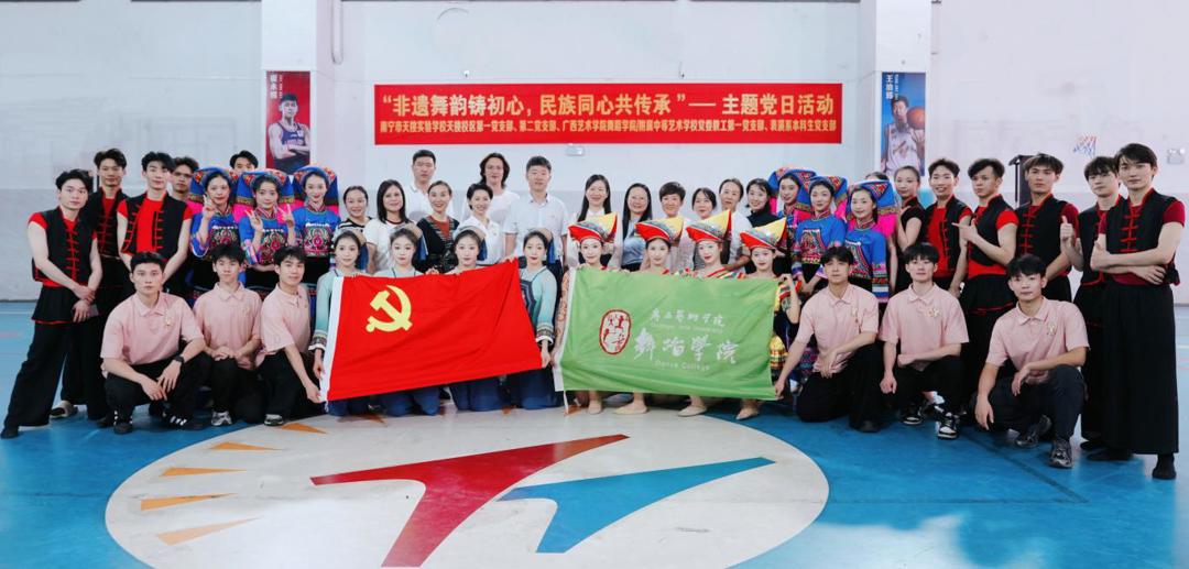 6两校师生合影1.jpeg