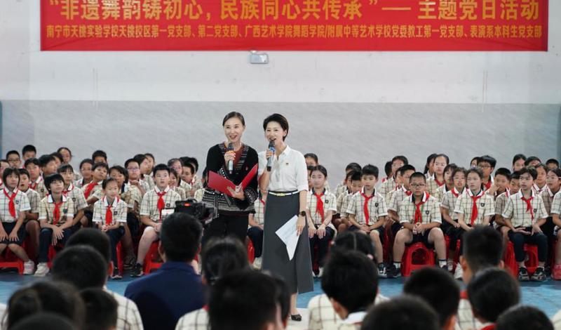 非遗舞韵铸初心 民族同心共传承 —— 必赢bwin线路检测中心 / 附属中等艺术学校与南宁市天桃实验学校开展主题党日活动